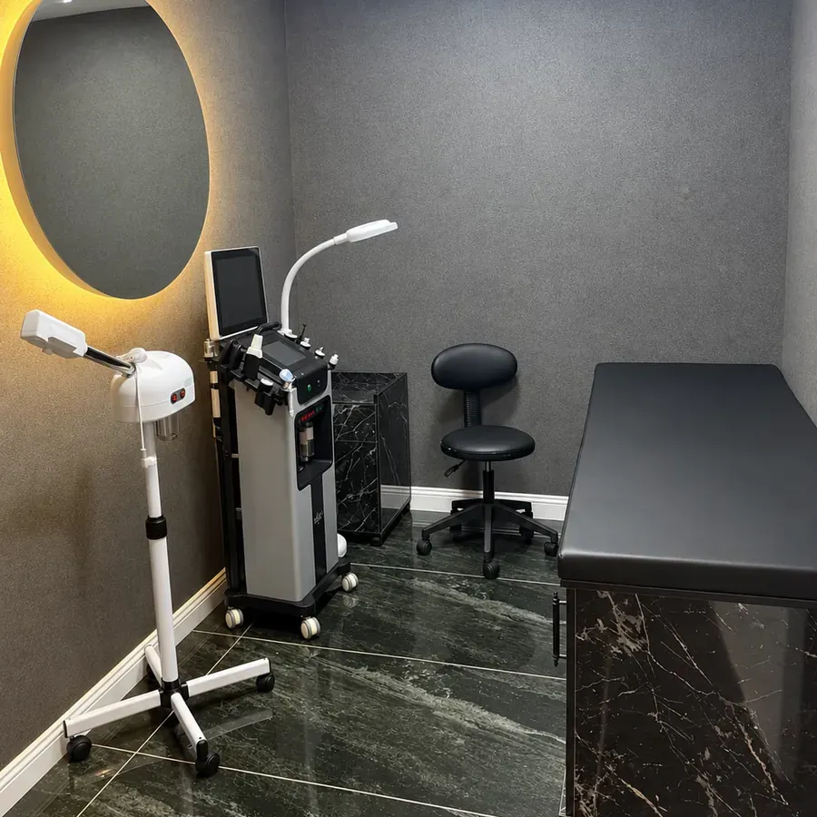 Wellness Beauty Denizli şubesi aynalı cihazlı uygulama odası