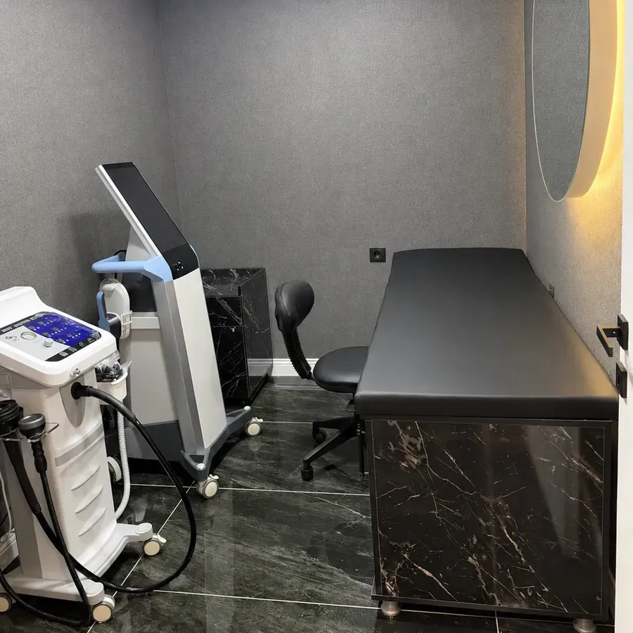 Wellness Beauty Denizli şubesi ışıklı aynalı uygulama odası