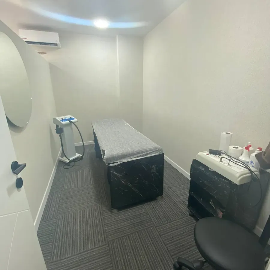 Wellness Beauty Trabzon şubesi bakım yatağı ve cihaz alanı